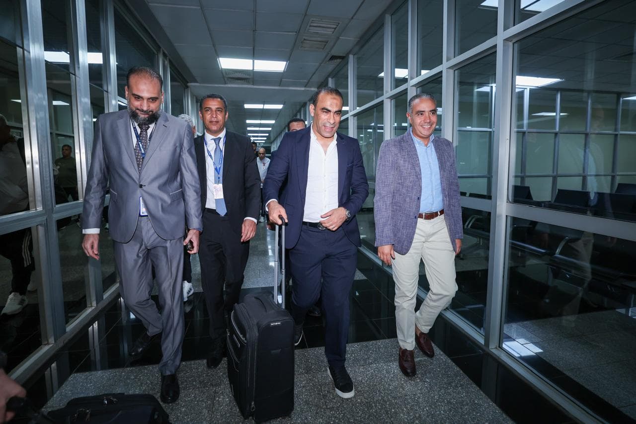 كأس الكونفدرالية| سفير مصر في أوغندا يستقبل بعثة الأهلي في مطار عنتيبي