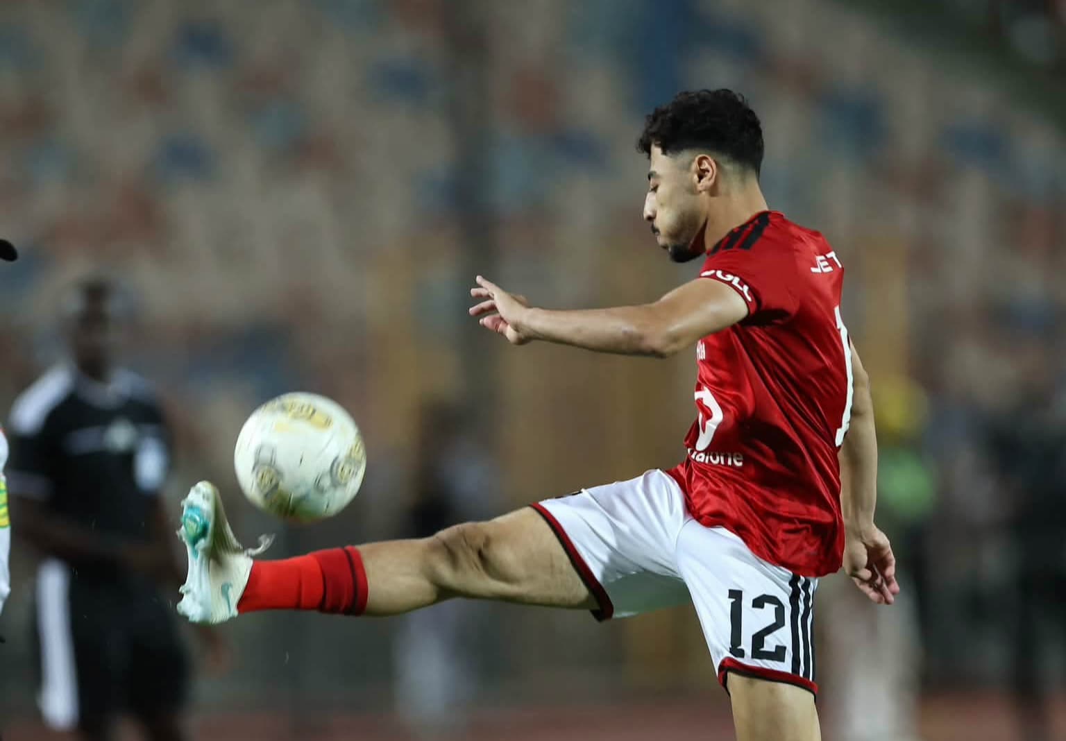 طبيب الأهلي: أكرم توفيق تعرض لكدمة في العين خلال مشاركته أمام كيتارا