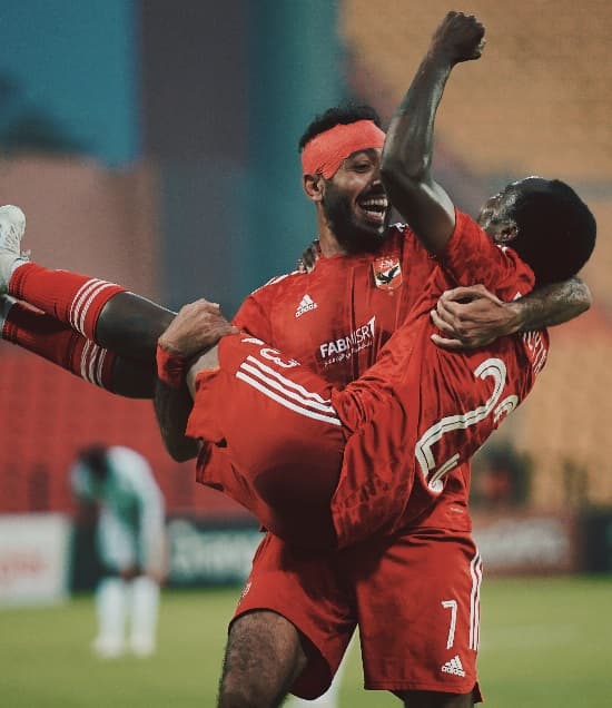 الأهلي في المونديال| لاعبو الفريق يهنئون تاو وكهربا بعد الفوز بجائزتي الأفضل