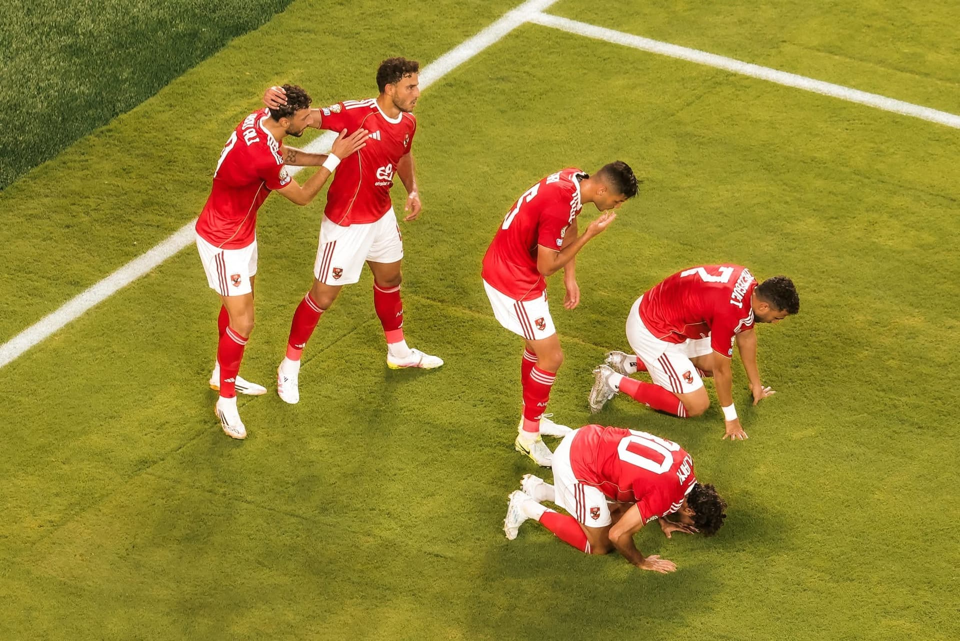 الجهاز الفني يمنح لاعبي الأهلي راحة ١٨ يومًا