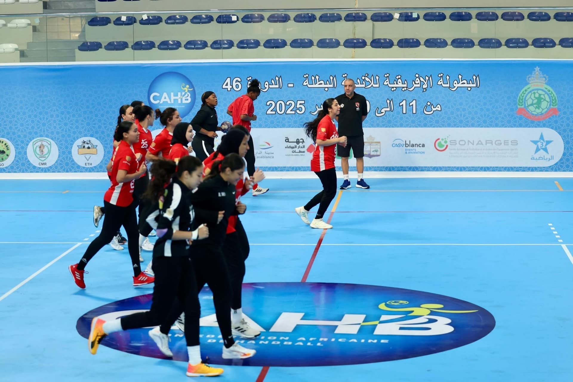 «سيدات يد الأهلي» ينهي استعداداته لمواجهة النواصر المغربي