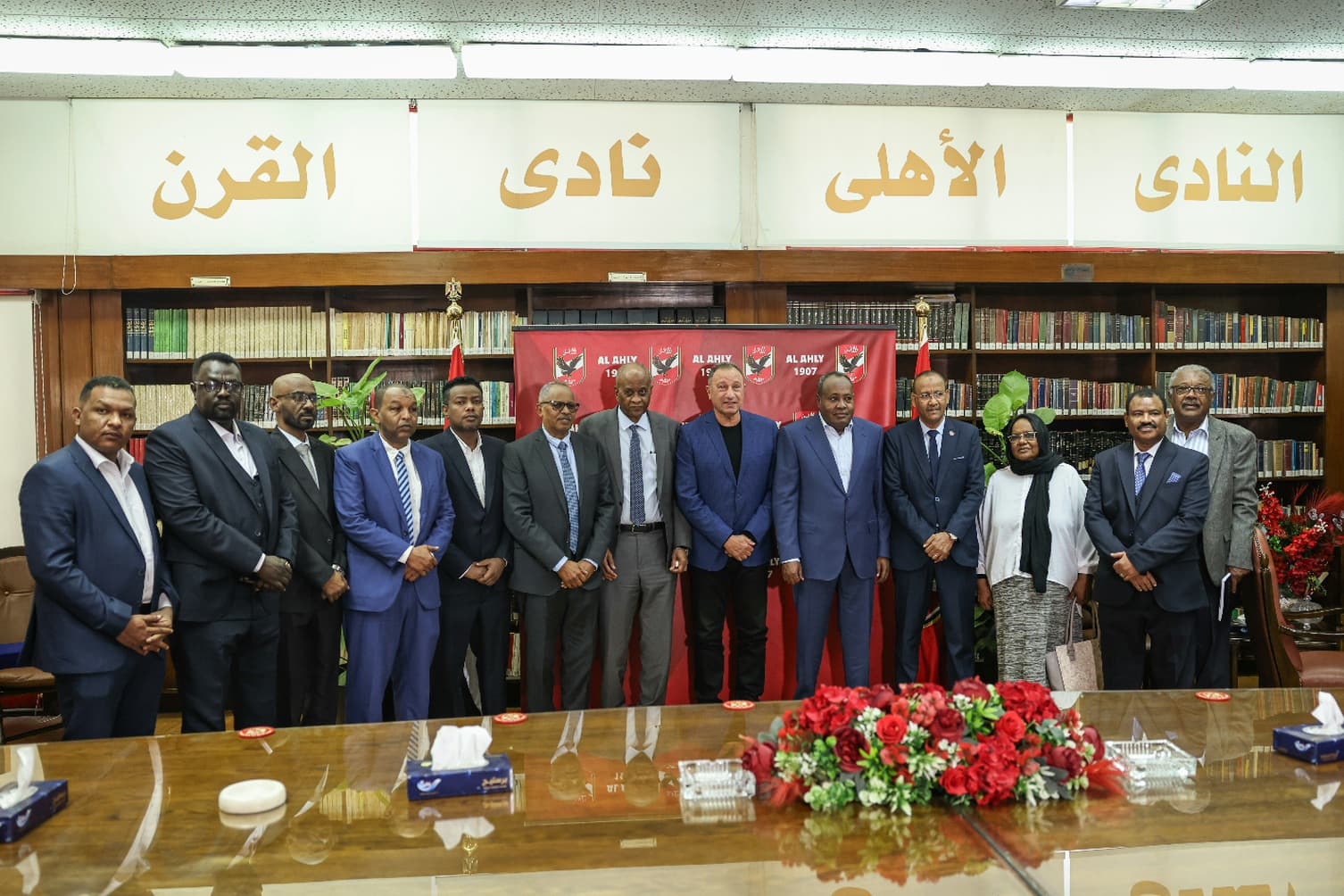 وفد الهلال السوداني يقدم واجب العزاء في وفاة العامري فاروق.. والخطيب يشكر الأشقاء