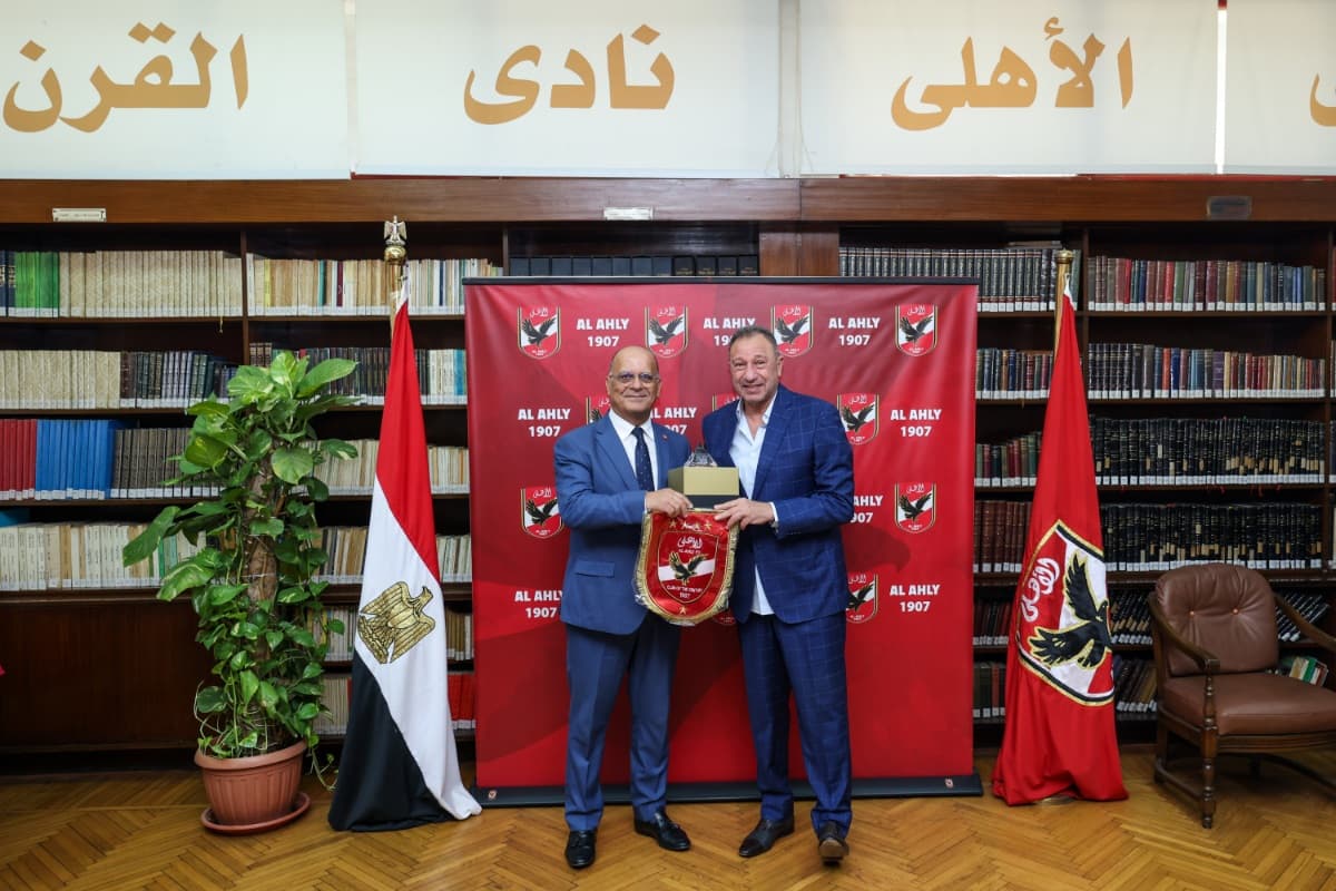 السفير التونسي يشكر الأهلي.. والخطيب يهديه درع وعلم النادي