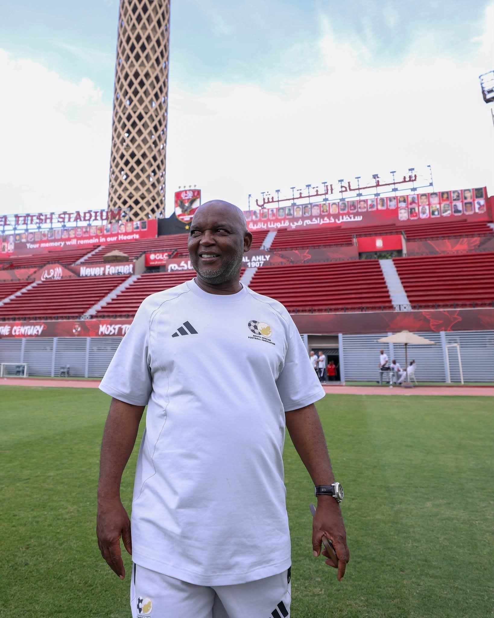 Un accueil chaleureux pour Mosimane au siège du club